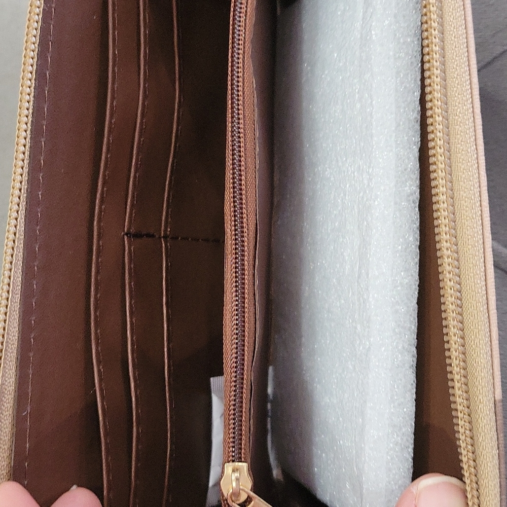 Women's wallet, NWT🎊🎉 - Picture 2 of 5